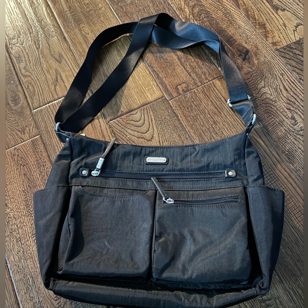 BAGGALLINI Black crossbody/Shoulder Bag